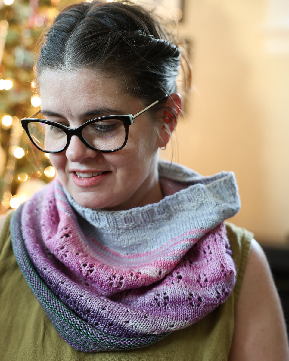 Christmastide cowl pattern